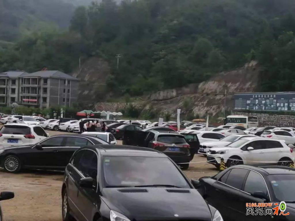 栾川高速免费第一位下站幸运游客畅游龙峪湾