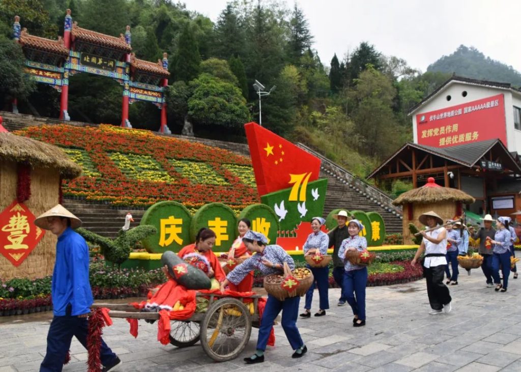 书记变身导游获赞无数 鸡冠洞的美一起了解一下~