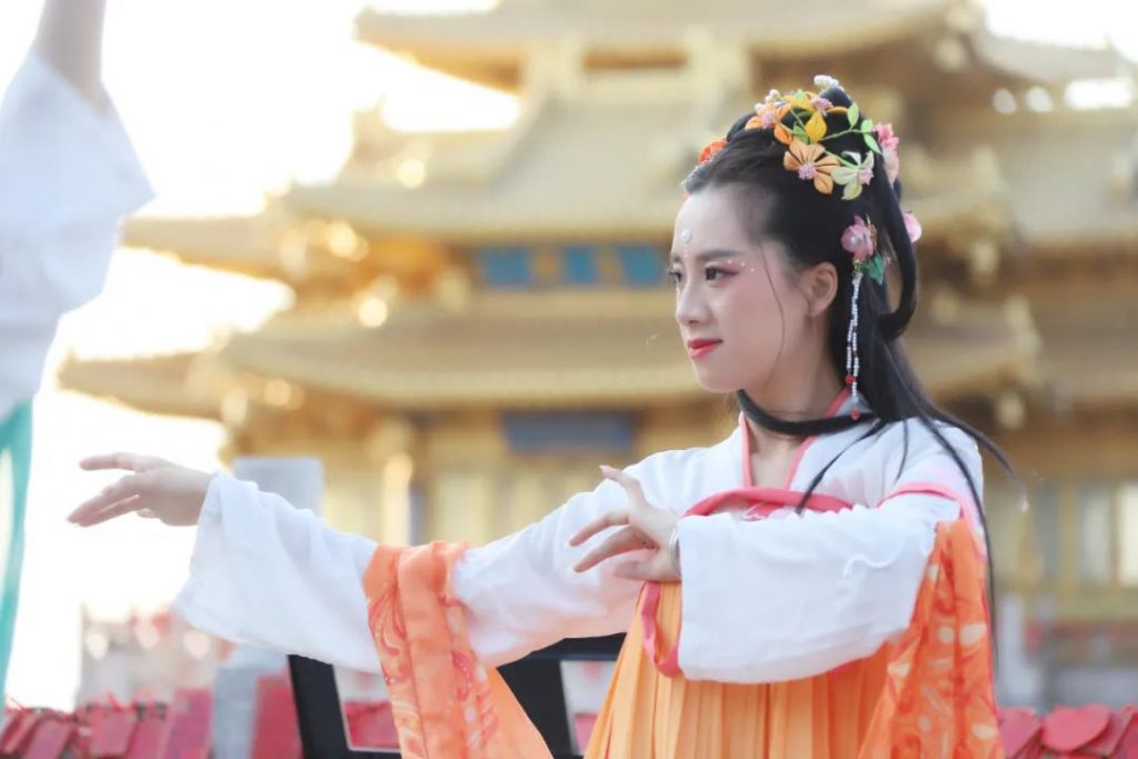 “古今對(duì)話 云頂風(fēng)尚”丨老君山這場(chǎng)國(guó)風(fēng)直播火“出圈”了-風(fēng)光網(wǎng)視