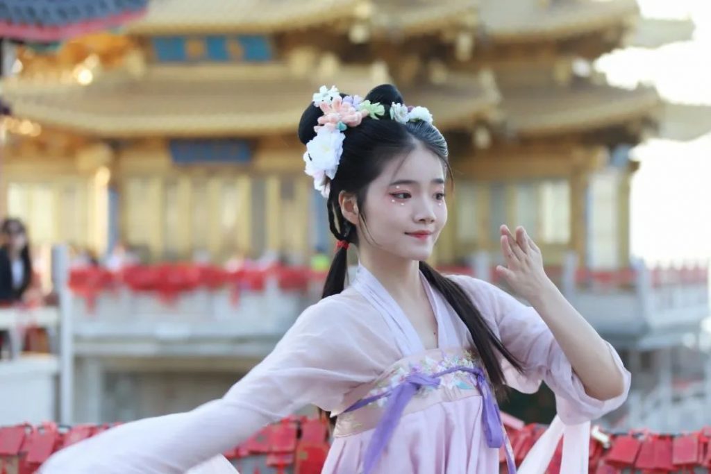 “古今對(duì)話 云頂風(fēng)尚”丨老君山這場(chǎng)國(guó)風(fēng)直播火“出圈”了-風(fēng)光網(wǎng)視