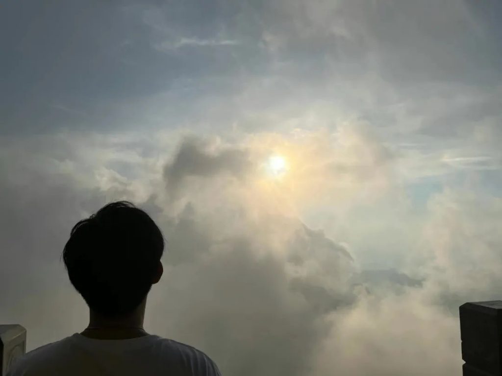老君山：一場(chǎng)秋雨，一幅美景！登山觀云海如沐仙境！-風(fēng)光網(wǎng)視