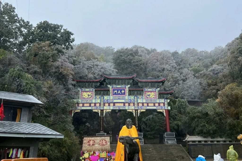 老君山2022年入秋第一场雪丨红叶雪景云海惊艳你的眼