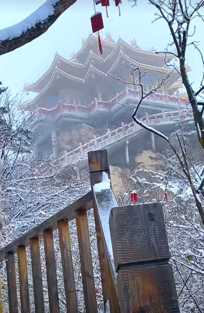 老君山又下雪了，我们的快乐回来了！-风光网视