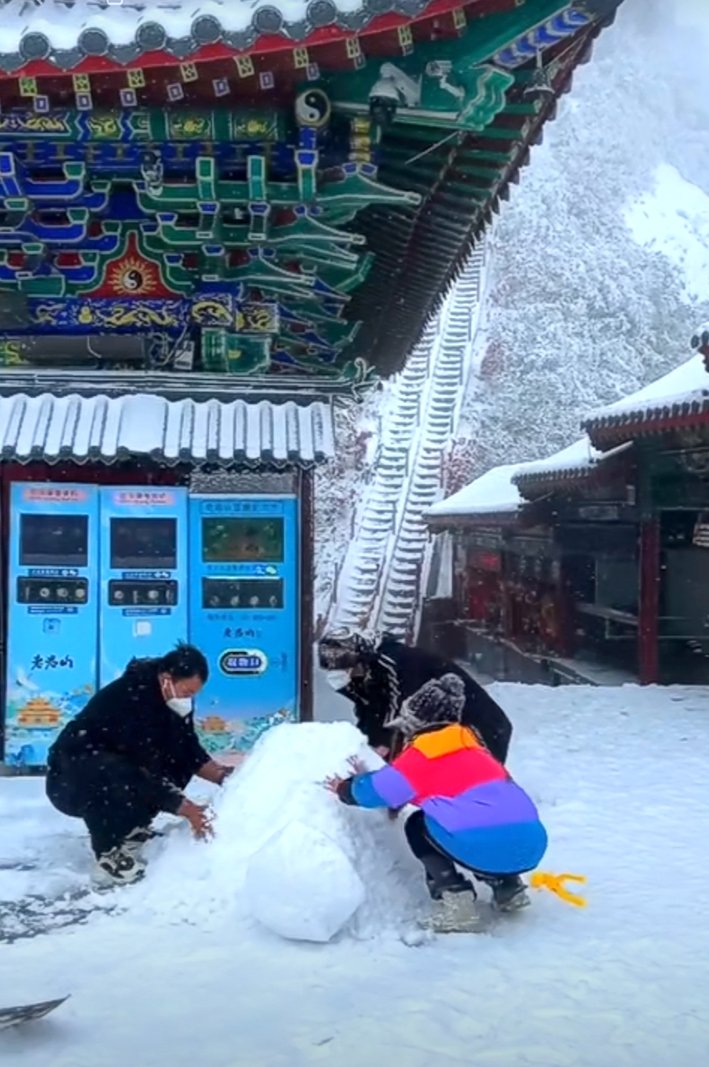 老君山又下雪了，我们的快乐回来了！-风光网视