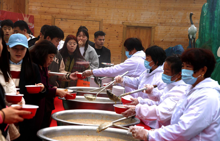 老君山无人值守一元午餐上岗 量大管饱已坚持7年