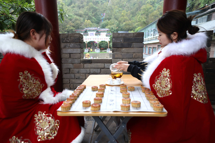 老君山景區推出“象棋月餅”引百人對弈，中秋氛圍感拉滿