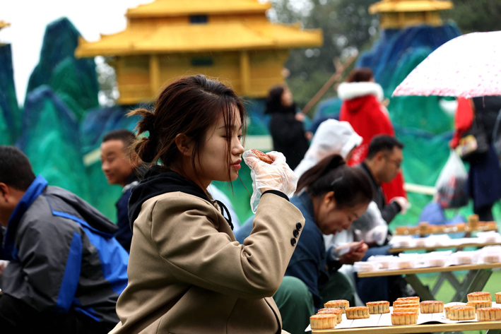 老君山景区推出“象棋月饼”引百人对弈，中秋氛围感拉满