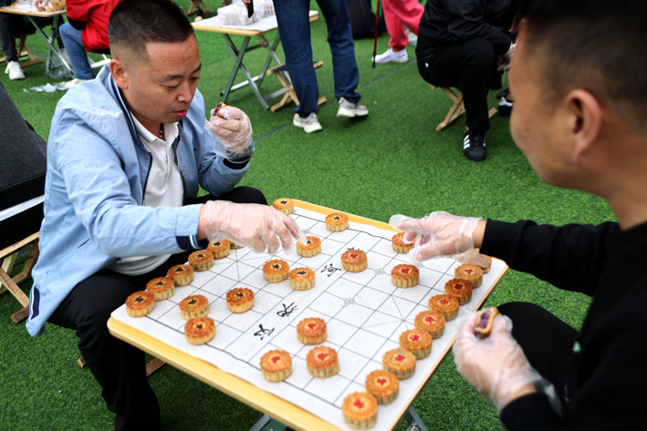 老君山景区推出“象棋月饼”引百人对弈，中秋氛围感拉满