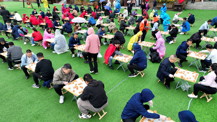 老君山景區推出“象棋月餅”引百人對弈，中秋氛圍感拉滿