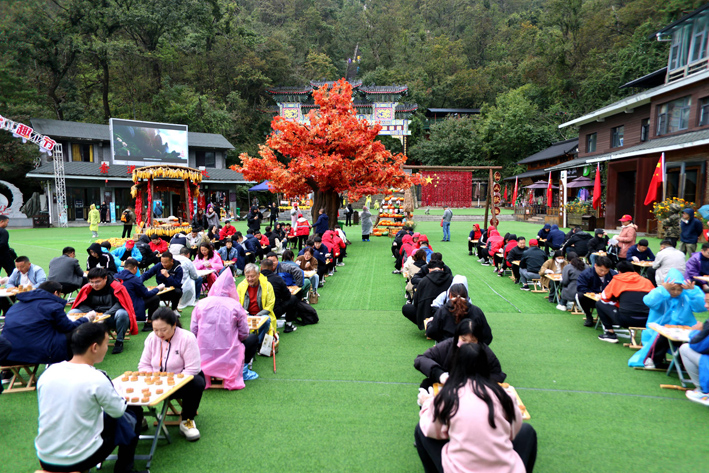 老君山景區推出“象棋月餅”引百人對弈，中秋氛圍感拉滿