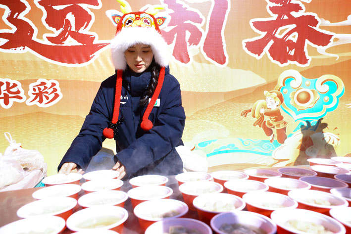 快看！河南洛阳：饺子拼成8米巨幅“春节” 温暖非遗年味直抵人心